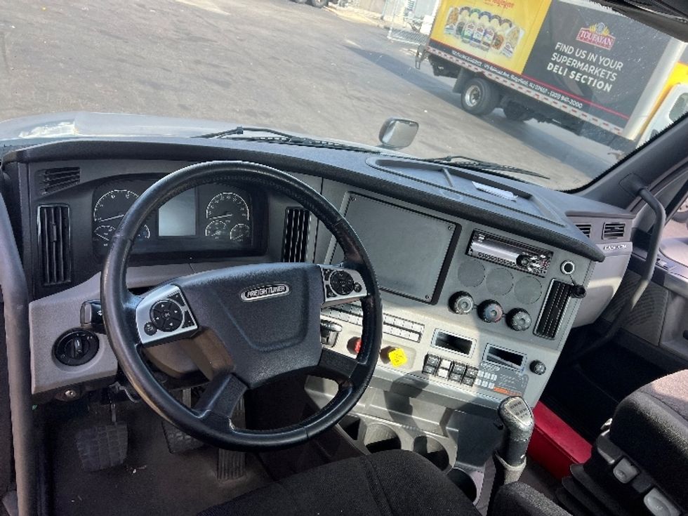 Day Cab Tractor-Heavy Duty Tractors-Freightliner-2019-T12664ST-Whitesboro-NY-394,876\n\t\tmiles-$ 46,750 - Image 11