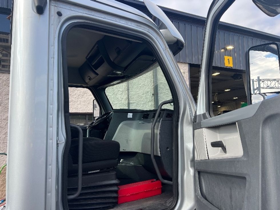 Day Cab Tractor-Heavy Duty Tractors-Freightliner-2019-T12664ST-Whitesboro-NY-394,876\n\t\tmiles-$ 46,750 - Image 12