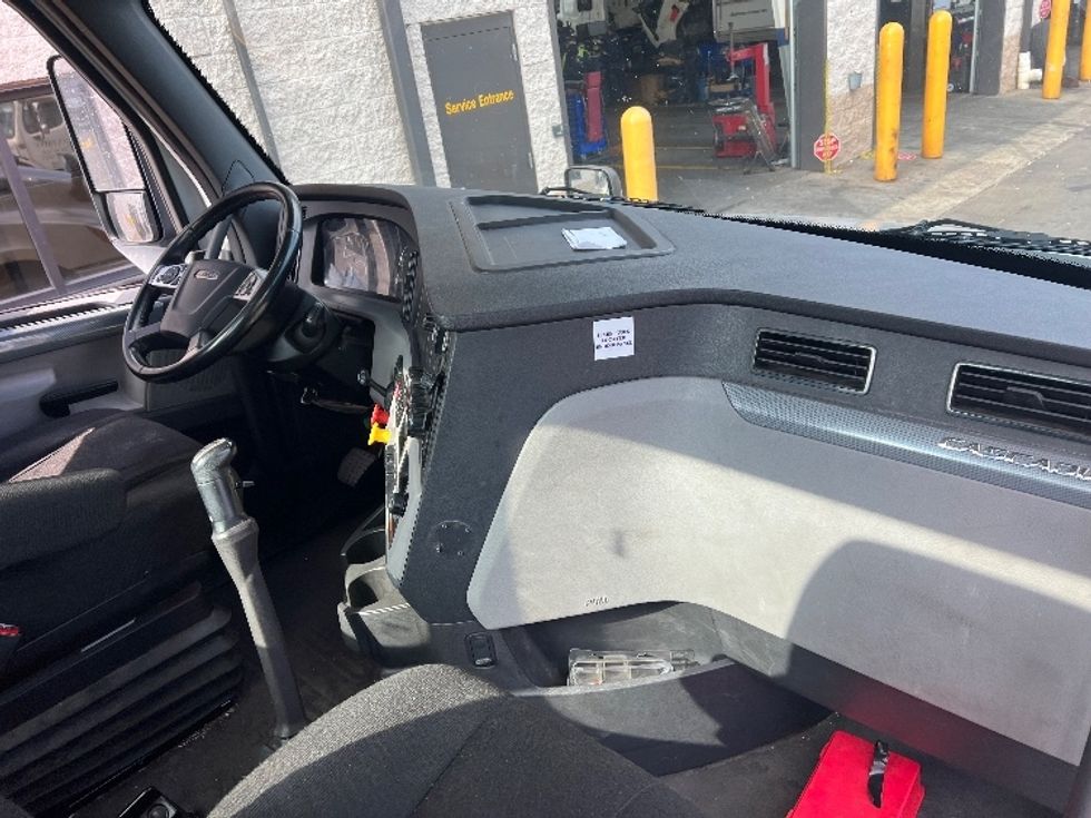 Day Cab Tractor-Heavy Duty Tractors-Freightliner-2019-T12664ST-Whitesboro-NY-394,876\n\t\tmiles-$ 46,750 - Image 13