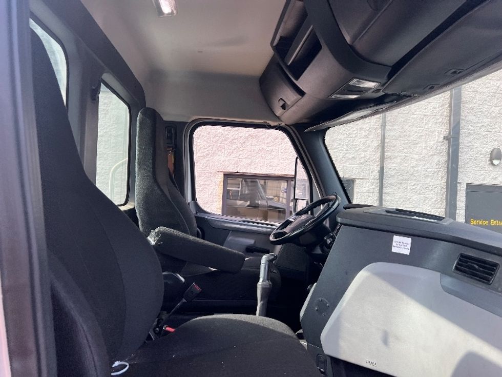 Day Cab Tractor-Heavy Duty Tractors-Freightliner-2019-T12664ST-Whitesboro-NY-394,876\n\t\tmiles-$ 46,750 - Image 14