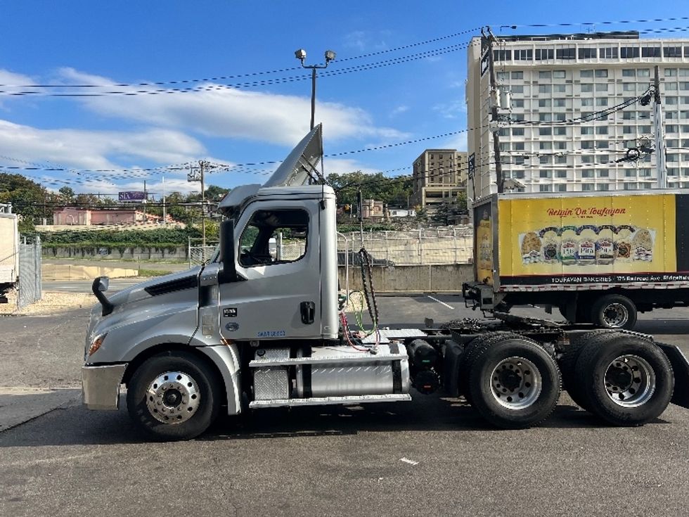 Day Cab Tractor-Heavy Duty Tractors-Freightliner-2019-T12664ST-Whitesboro-NY-394,876\n\t\tmiles-$ 46,750 - Image 4