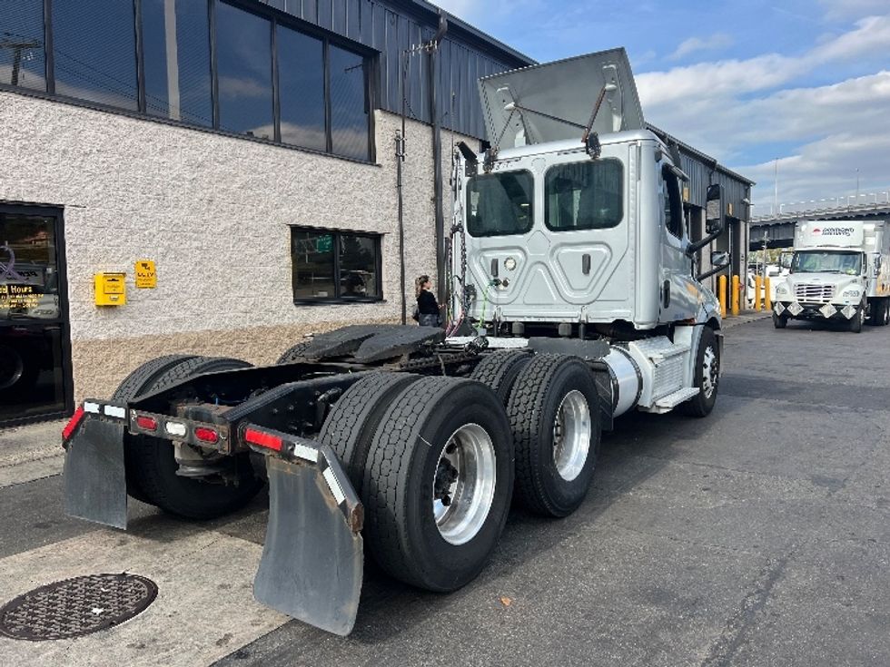 Day Cab Tractor-Heavy Duty Tractors-Freightliner-2019-T12664ST-Whitesboro-NY-394,876\n\t\tmiles-$ 46,750 - Image 7