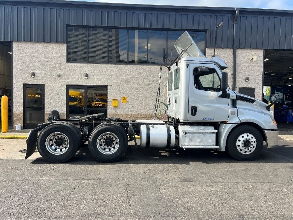 Day Cab Tractor-Heavy Duty Tractors-Freightliner-2019-T12664ST-Whitesboro-NY-394,876\n\t\tmiles-$ 46,750 - Image 8