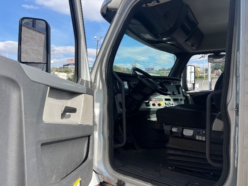 Day Cab Tractor-Heavy Duty Tractors-Freightliner-2019-T12664ST-Whitesboro-NY-394,876\n\t\tmiles-$ 46,750 - Image 9
