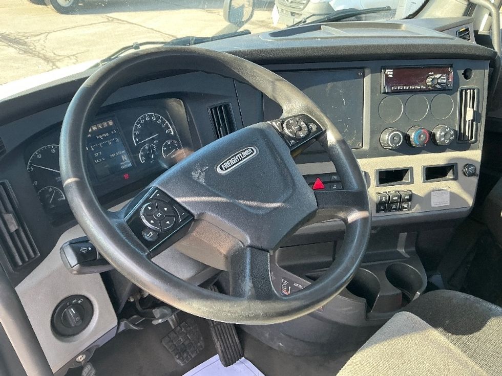 Day Cab Tractor-Heavy Duty Tractors-Freightliner-2019-T12664ST-Wilkes Barre-PA-288,758\n\t\tmiles-$ 46,500 - Image 10