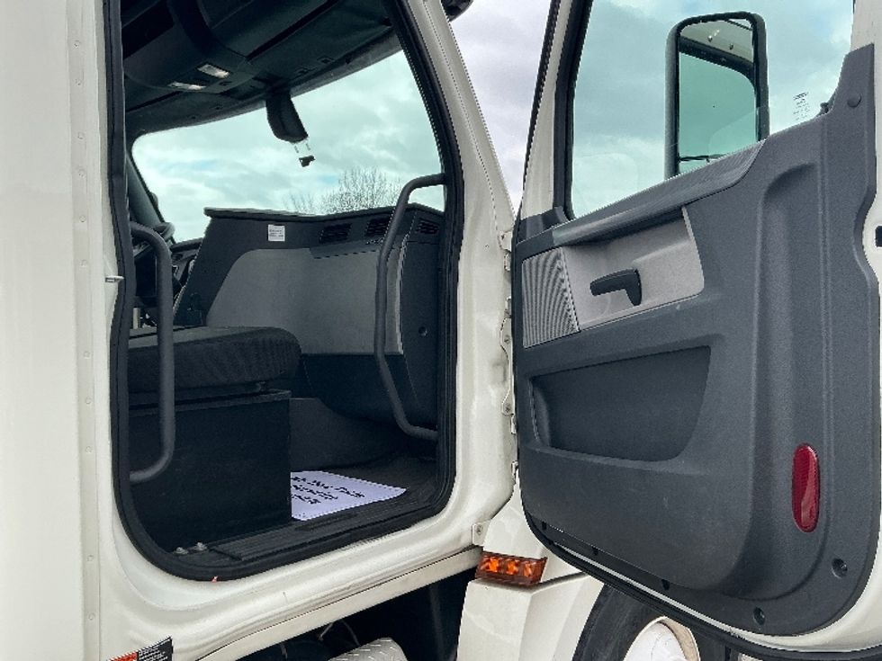 Day Cab Tractor-Heavy Duty Tractors-Freightliner-2019-T12664ST-Wilkes Barre-PA-364,857\n\t\tmiles-$ 41,000 - Image 12
