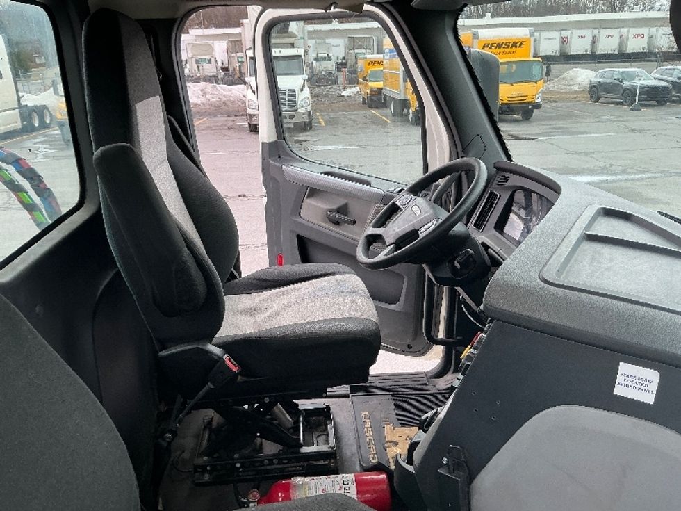 Day Cab Tractor-Heavy Duty Tractors-Freightliner-2019-T12664ST-Wilkes Barre-PA-364,857\n\t\tmiles-$ 41,000 - Image 14