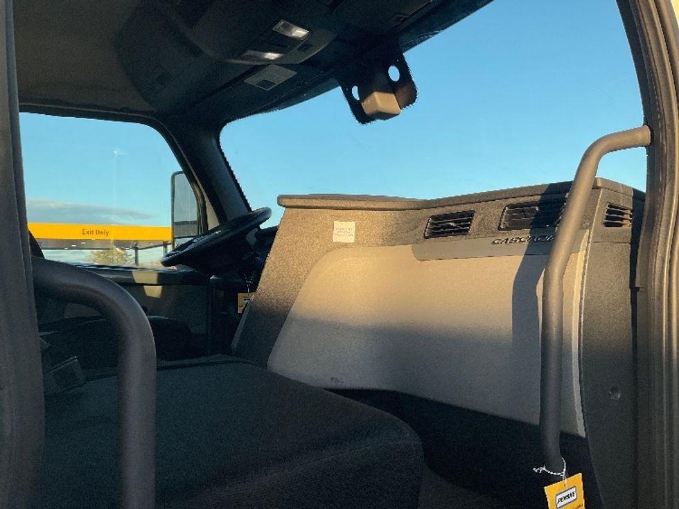 Day Cab Tractor-Heavy Duty Tractors-Freightliner-2019-T12664ST-Wilkes Barre-PA-428,271\n\t\tmiles-$ 51,500 - Image 13