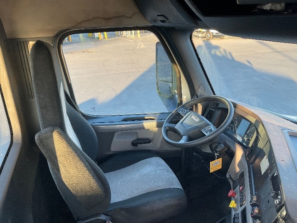 Day Cab Tractor-Heavy Duty Tractors-Freightliner-2019-T12664ST-Wilkes Barre-PA-428,271\n\t\tmiles-$ 51,500 - Image 14