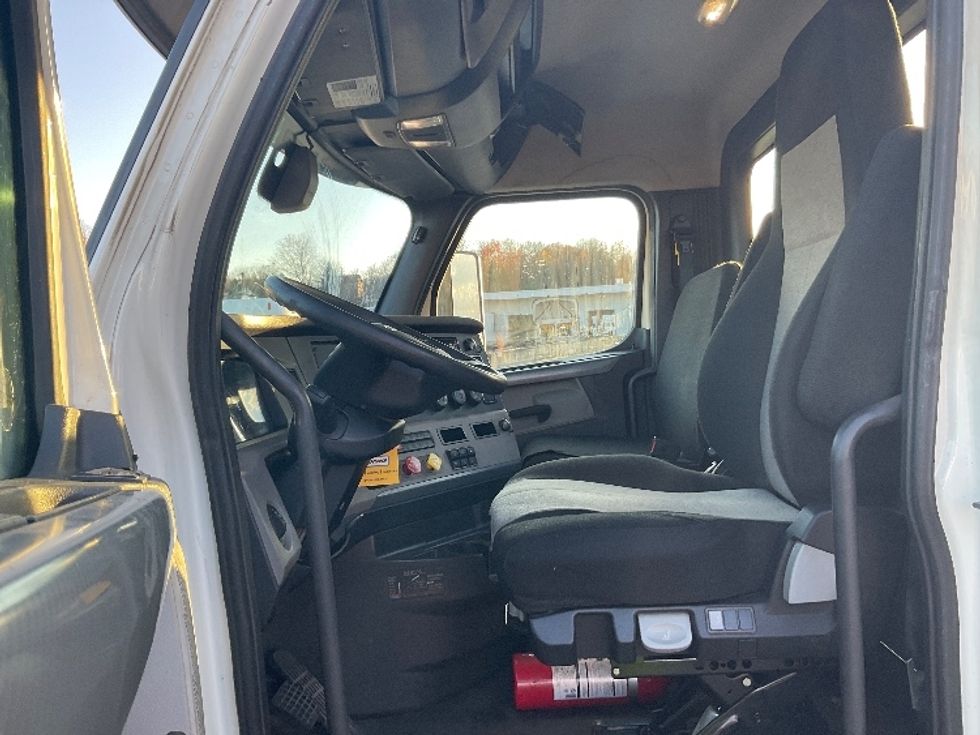 Day Cab Tractor-Heavy Duty Tractors-Freightliner-2019-T12664ST-Wilkes Barre-PA-428,271\n\t\tmiles-$ 51,500 - Image 9