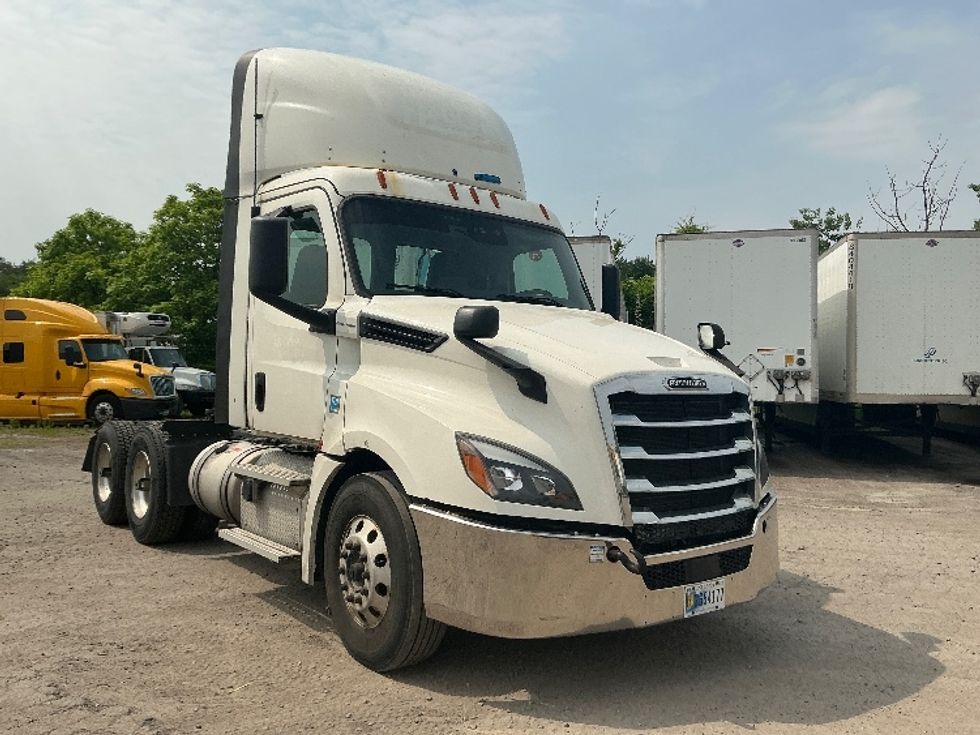 Day Cab Tractor-Heavy Duty Tractors-Freightliner-2019-T12664ST-Wilkes Barre-PA-645,764\n\t\tmiles-$ 13,500 - Image 1