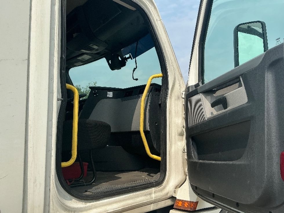 Day Cab Tractor-Heavy Duty Tractors-Freightliner-2019-T12664ST-Wilkes Barre-PA-645,764\n\t\tmiles-$ 13,500 - Image 12