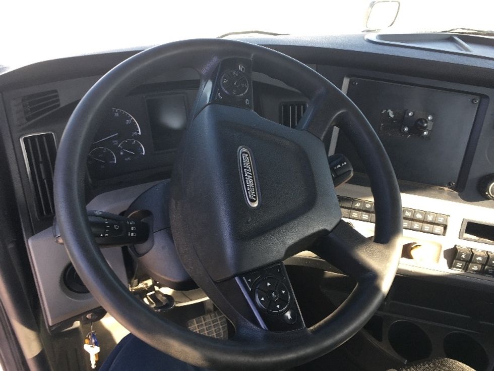 Day Cab Tractor-Heavy Duty Tractors-Freightliner-2019-T12664ST-Wilmington-OH-488,630\n\t\tmiles-$ 45,750 - Image 11