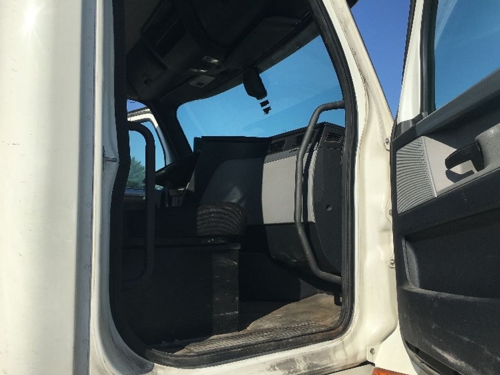 Day Cab Tractor-Heavy Duty Tractors-Freightliner-2019-T12664ST-Wilmington-OH-488,630\n\t\tmiles-$ 45,750 - Image 12