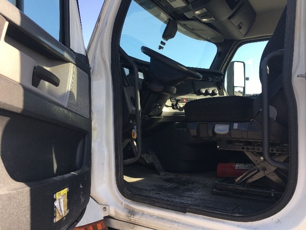 Day Cab Tractor-Heavy Duty Tractors-Freightliner-2019-T12664ST-Wilmington-OH-488,630\n\t\tmiles-$ 45,750 - Image 9