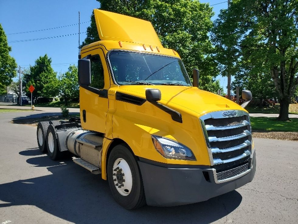 Day Cab Tractor-Heavy Duty Tractors-Freightliner-2019-T12664ST-Wilsonville-OR-370,075\n\t\tmiles-$ 38,250 - Image 1