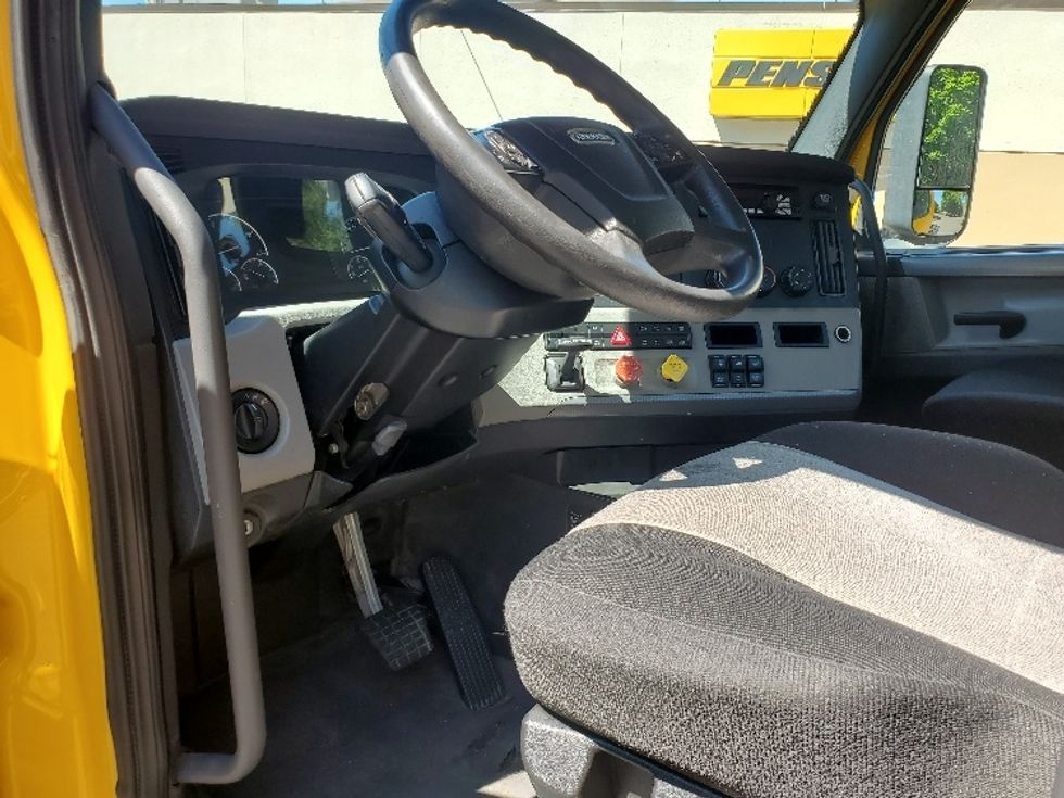 Day Cab Tractor-Heavy Duty Tractors-Freightliner-2019-T12664ST-Wilsonville-OR-370,075\n\t\tmiles-$ 38,250 - Image 10