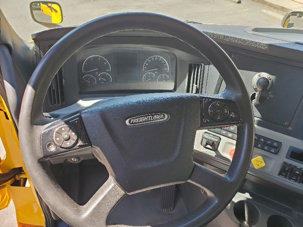 Day Cab Tractor-Heavy Duty Tractors-Freightliner-2019-T12664ST-Wilsonville-OR-370,075\n\t\tmiles-$ 38,250 - Image 11