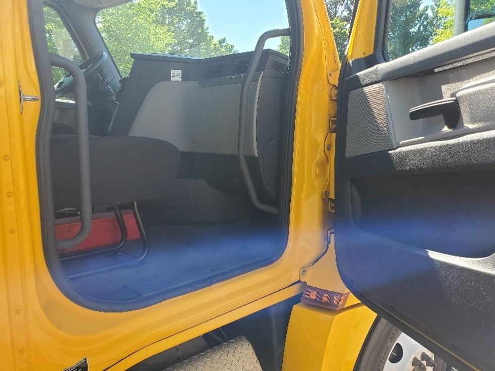 Day Cab Tractor-Heavy Duty Tractors-Freightliner-2019-T12664ST-Wilsonville-OR-370,075\n\t\tmiles-$ 38,250 - Image 12