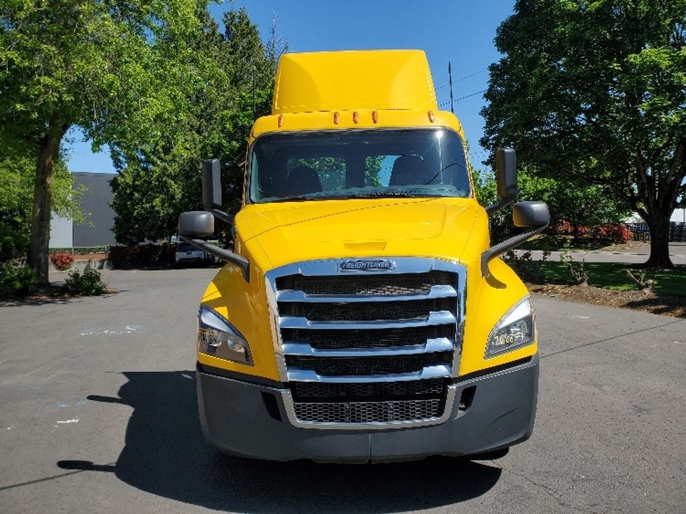 Day Cab Tractor-Heavy Duty Tractors-Freightliner-2019-T12664ST-Wilsonville-OR-370,075\n\t\tmiles-$ 38,250 - Image 2