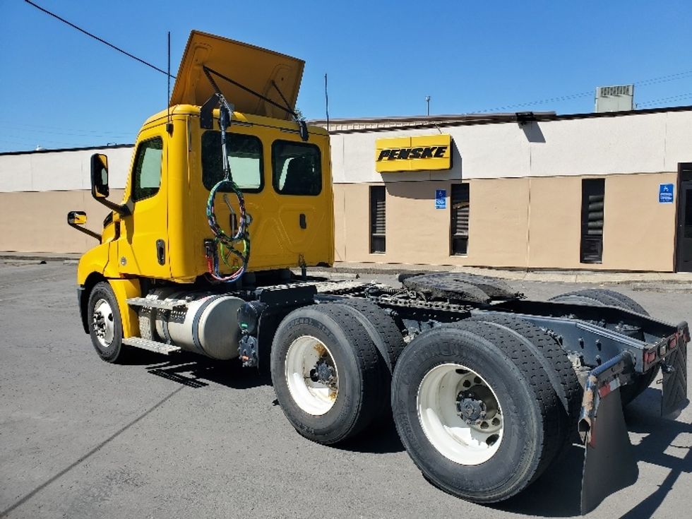 Day Cab Tractor-Heavy Duty Tractors-Freightliner-2019-T12664ST-Wilsonville-OR-370,075\n\t\tmiles-$ 38,250 - Image 5
