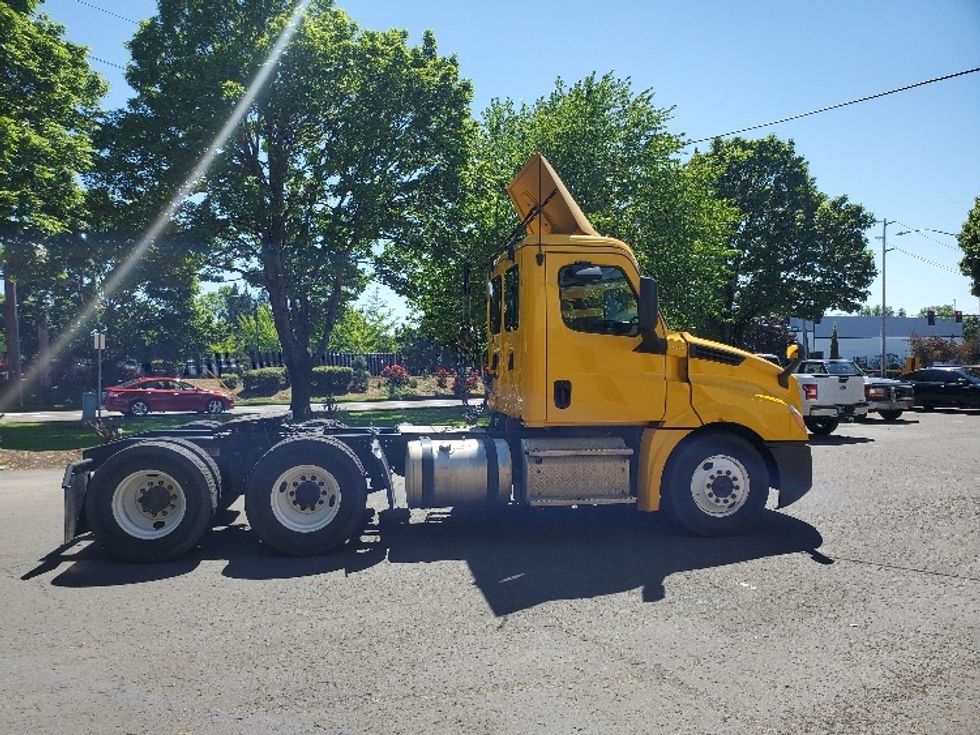 Day Cab Tractor-Heavy Duty Tractors-Freightliner-2019-T12664ST-Wilsonville-OR-370,075\n\t\tmiles-$ 38,250 - Image 8