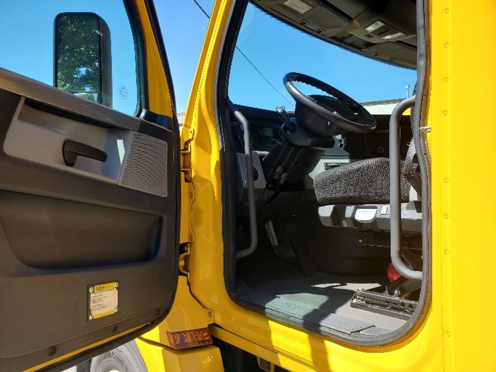 Day Cab Tractor-Heavy Duty Tractors-Freightliner-2019-T12664ST-Wilsonville-OR-370,075\n\t\tmiles-$ 38,250 - Image 9