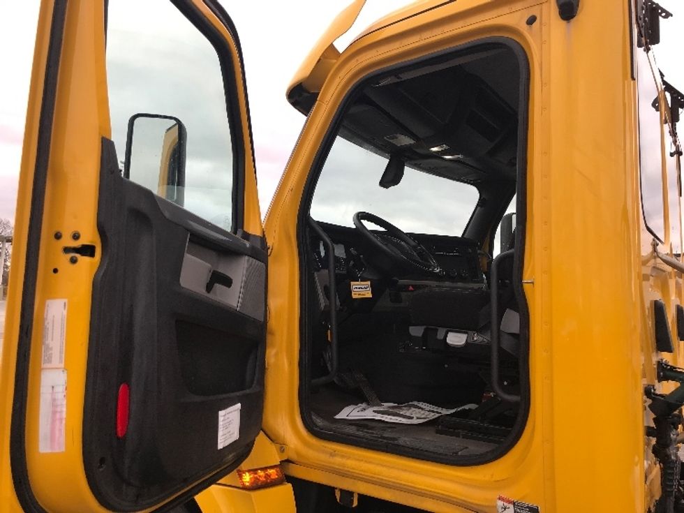 Day Cab Tractor-Heavy Duty Tractors-Freightliner-2019-T12664ST-Windsor-ON-881,448\n\t\tkm-$ 37,750 - Image 9