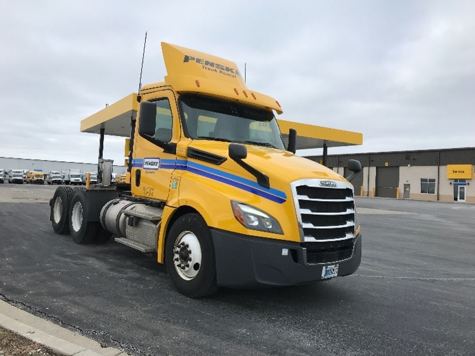 Day Cab Tractor-Heavy Duty Tractors-Freightliner-2019-T12664ST-Windsor-WI-502,257\n\t\tmiles-$ 43,250 - Image 1