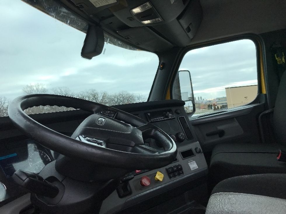 Day Cab Tractor-Heavy Duty Tractors-Freightliner-2019-T12664ST-Windsor-WI-502,257\n\t\tmiles-$ 43,250 - Image 10