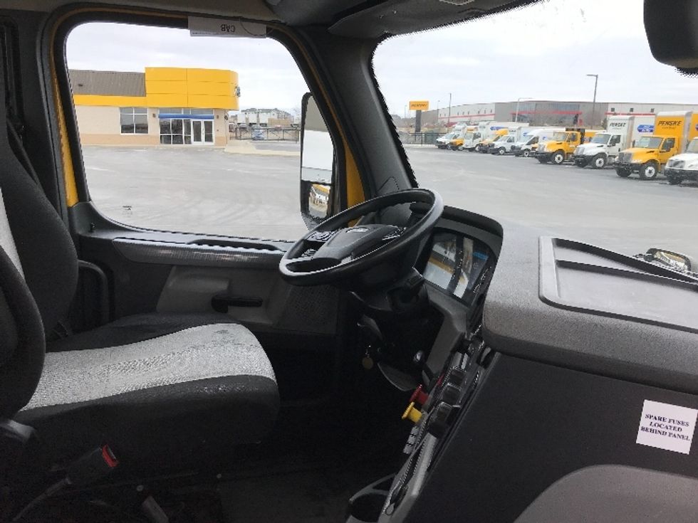 Day Cab Tractor-Heavy Duty Tractors-Freightliner-2019-T12664ST-Windsor-WI-502,257\n\t\tmiles-$ 43,250 - Image 14