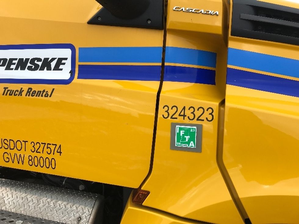 Day Cab Tractor-Heavy Duty Tractors-Freightliner-2019-T12664ST-Windsor-WI-502,257\n\t\tmiles-$ 43,250 - Image 21