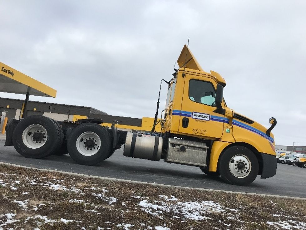 Day Cab Tractor-Heavy Duty Tractors-Freightliner-2019-T12664ST-Windsor-WI-502,257\n\t\tmiles-$ 43,250 - Image 8