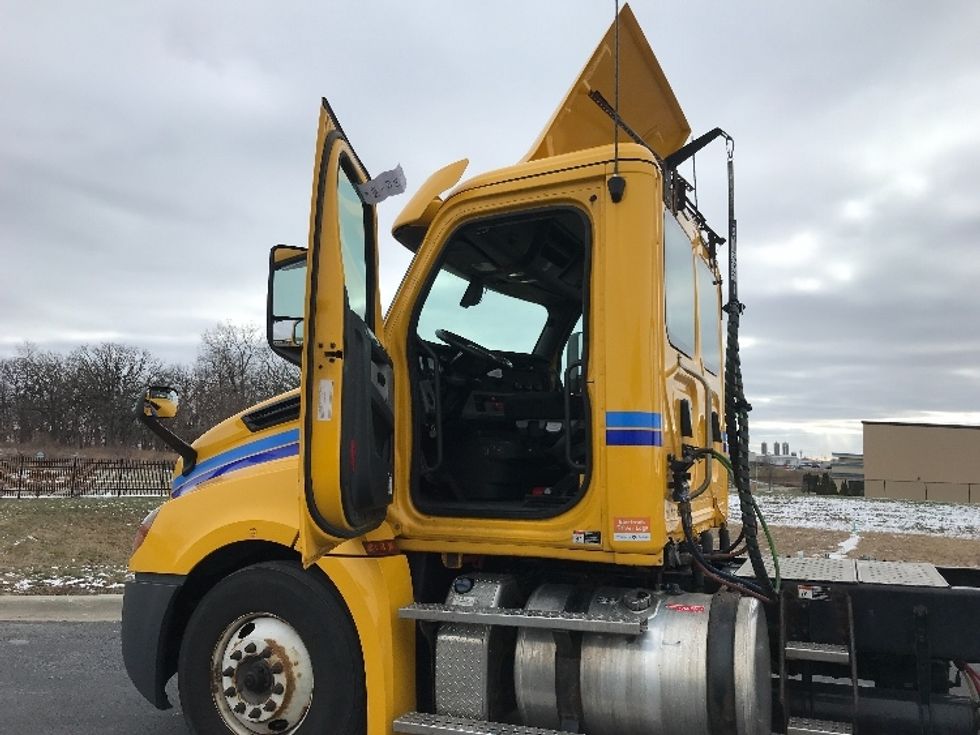 Day Cab Tractor-Heavy Duty Tractors-Freightliner-2019-T12664ST-Windsor-WI-502,257\n\t\tmiles-$ 43,250 - Image 9
