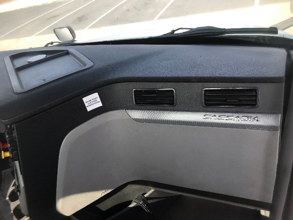 Day Cab Tractor-Heavy Duty Tractors-Freightliner-2019-T12664ST-York-PA-287,249\n\t\tmiles-$ 50,750 - Image 13