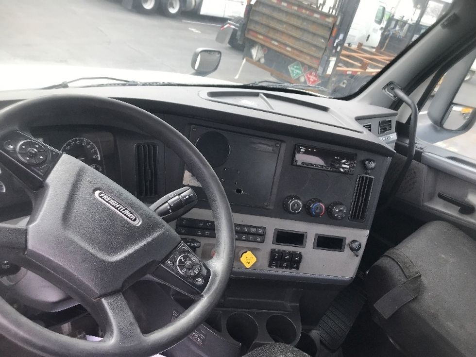 Day Cab Tractor-Heavy Duty Tractors-Freightliner-2019-T12664ST-York-PA-420,447\n\t\tmiles-$ 44,750 - Image 11