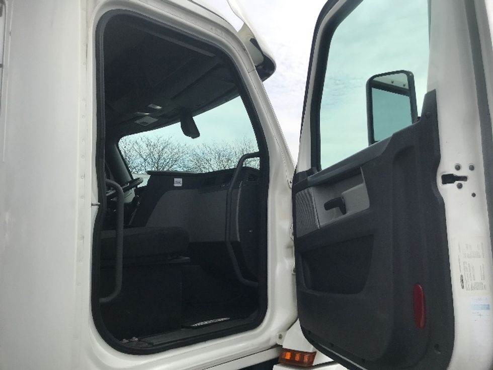 Day Cab Tractor-Heavy Duty Tractors-Freightliner-2019-T12664ST-York-PA-420,447\n\t\tmiles-$ 44,750 - Image 12