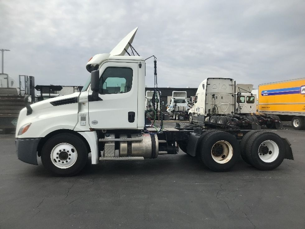 Day Cab Tractor-Heavy Duty Tractors-Freightliner-2019-T12664ST-York-PA-420,447\n\t\tmiles-$ 44,750 - Image 4