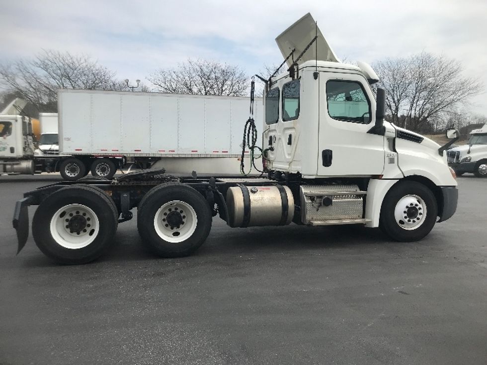 Day Cab Tractor-Heavy Duty Tractors-Freightliner-2019-T12664ST-York-PA-420,447\n\t\tmiles-$ 44,750 - Image 8