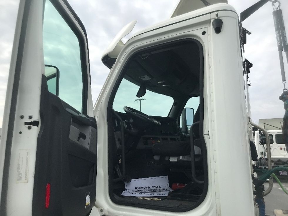 Day Cab Tractor-Heavy Duty Tractors-Freightliner-2019-T12664ST-York-PA-420,447\n\t\tmiles-$ 44,750 - Image 9