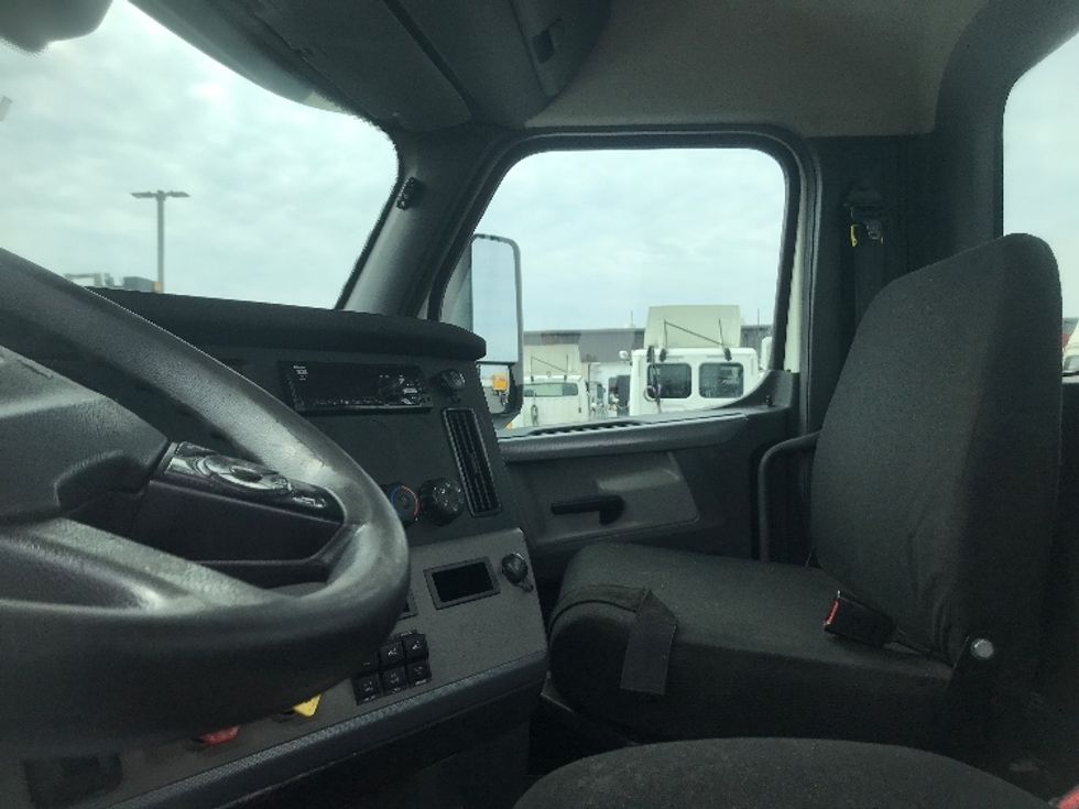 Day Cab Tractor-Heavy Duty Tractors-Freightliner-2019-T12664ST-York-PA-421,035\n\t\tmiles-$ 31,500 - Image 10