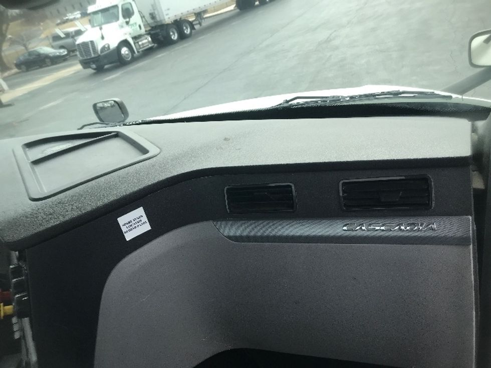 Day Cab Tractor-Heavy Duty Tractors-Freightliner-2019-T12664ST-York-PA-421,035\n\t\tmiles-$ 31,500 - Image 13