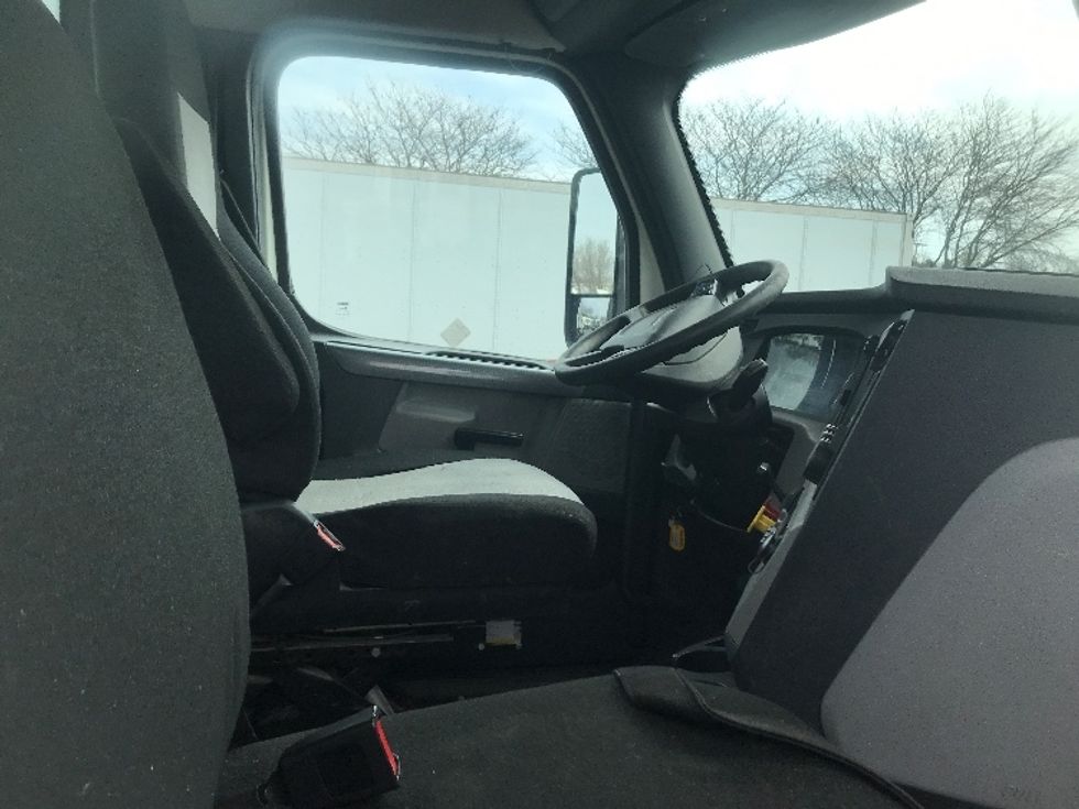 Day Cab Tractor-Heavy Duty Tractors-Freightliner-2019-T12664ST-York-PA-421,035\n\t\tmiles-$ 31,500 - Image 14