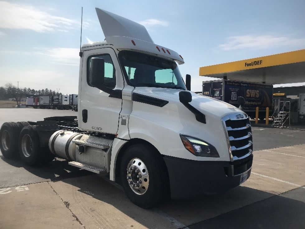 Day Cab Tractor-Heavy Duty Tractors-Freightliner-2019-T12664ST-York-PA-433,570\n\t\tmiles-$ 45,750 - Image 1