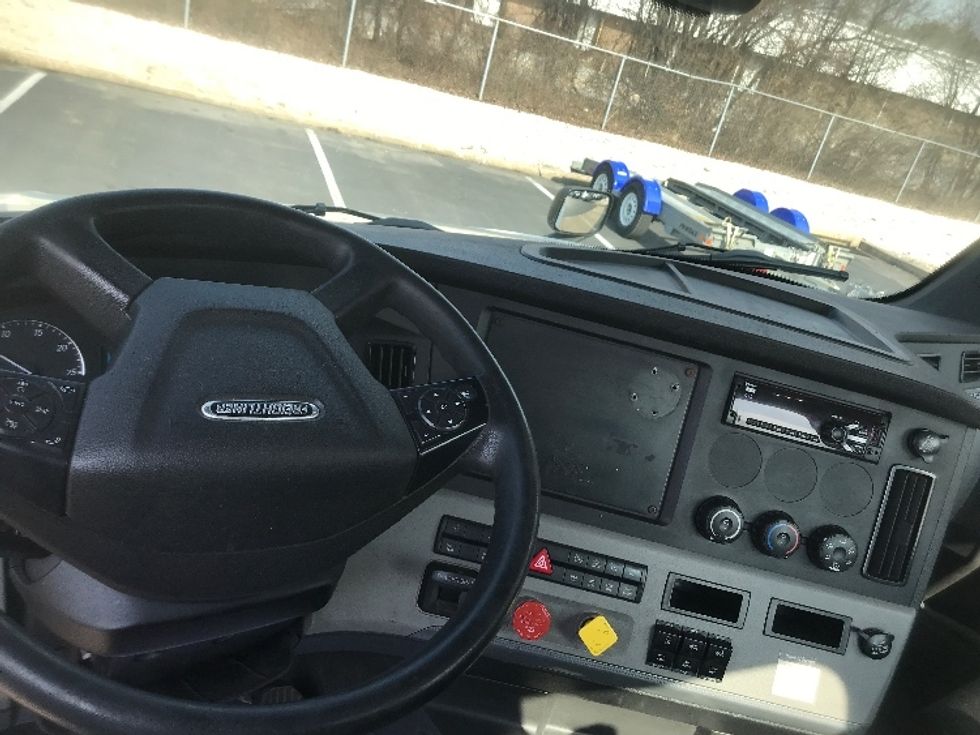 Day Cab Tractor-Heavy Duty Tractors-Freightliner-2019-T12664ST-York-PA-433,570\n\t\tmiles-$ 45,750 - Image 11