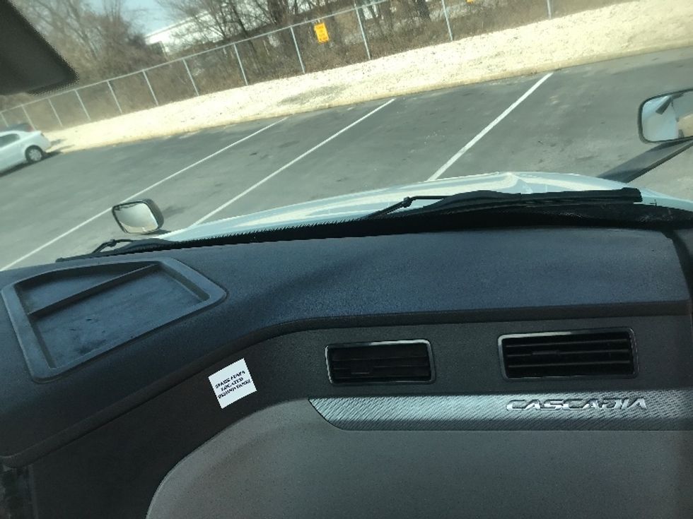 Day Cab Tractor-Heavy Duty Tractors-Freightliner-2019-T12664ST-York-PA-433,570\n\t\tmiles-$ 45,750 - Image 13