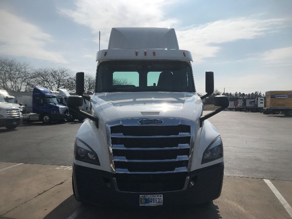 Day Cab Tractor-Heavy Duty Tractors-Freightliner-2019-T12664ST-York-PA-433,570\n\t\tmiles-$ 45,750 - Image 2