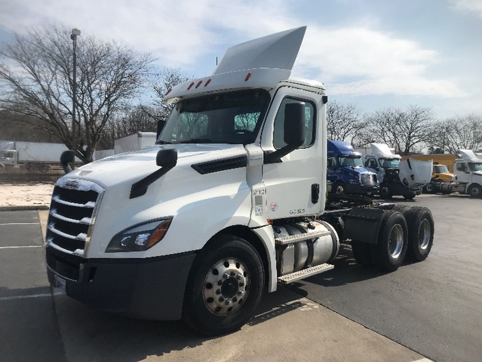 Day Cab Tractor-Heavy Duty Tractors-Freightliner-2019-T12664ST-York-PA-433,570\n\t\tmiles-$ 45,750 - Image 3