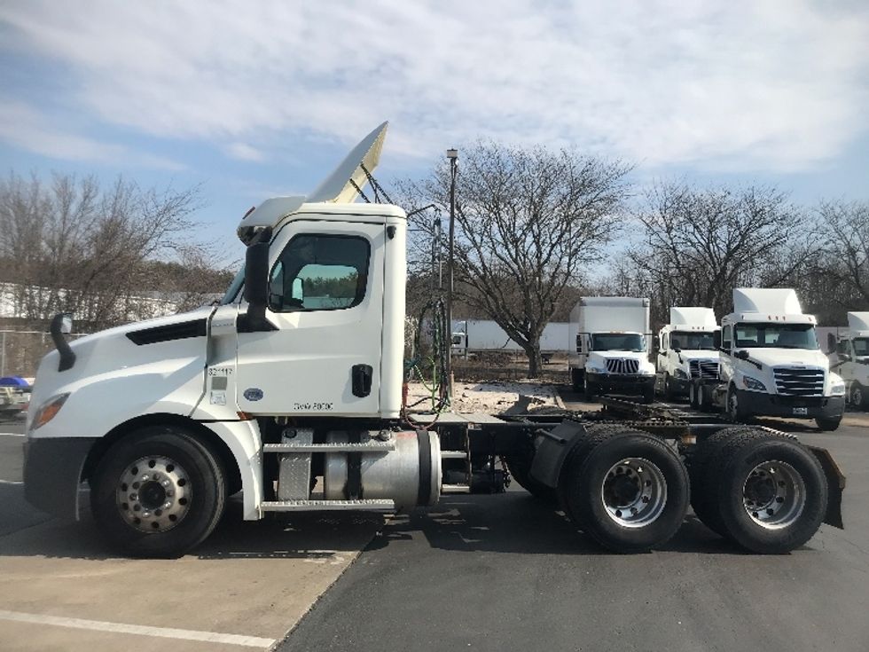 Day Cab Tractor-Heavy Duty Tractors-Freightliner-2019-T12664ST-York-PA-433,570\n\t\tmiles-$ 45,750 - Image 4