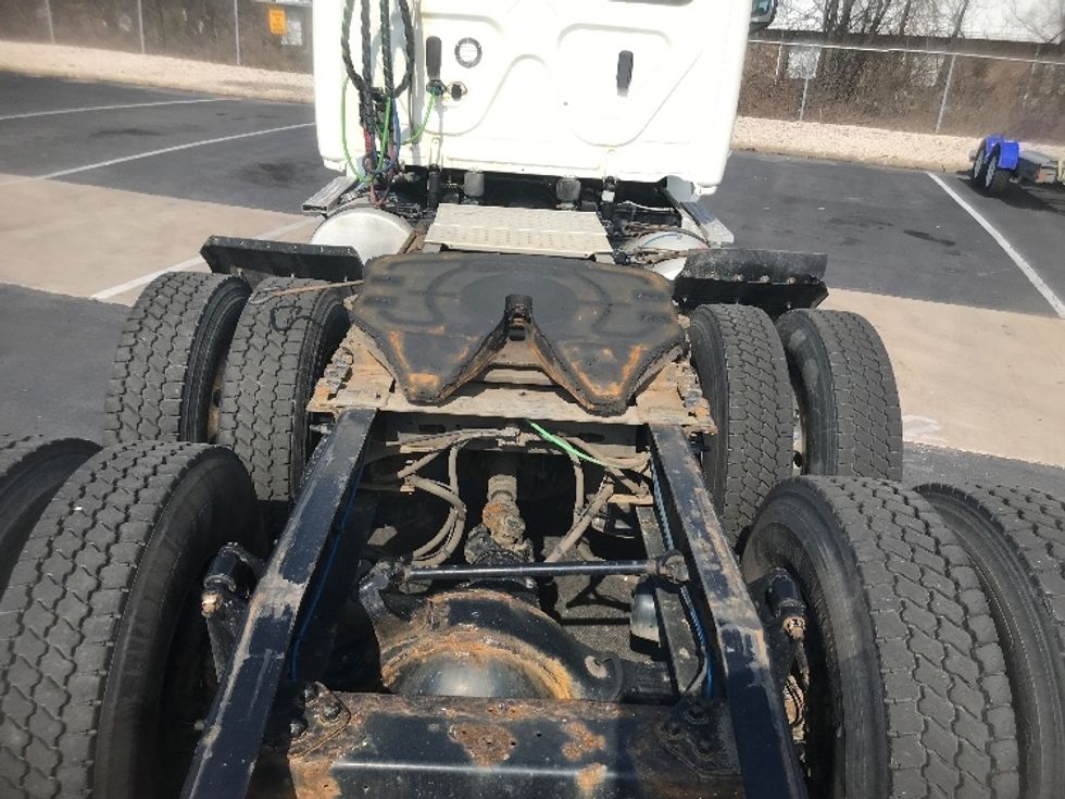 Day Cab Tractor-Heavy Duty Tractors-Freightliner-2019-T12664ST-York-PA-433,570\n\t\tmiles-$ 45,750 - Image 6